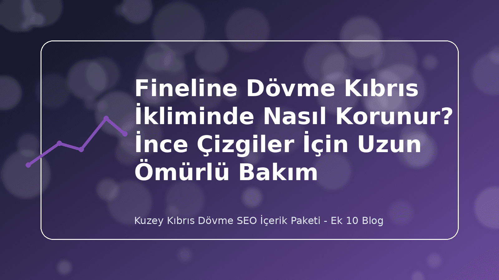 Bileğinde çok zarif bir çiçek motifi olan bir kadının, dövmesini güneşten korumak için elinde tuttuğu şık bir yelpaze ile gölgelemesi.