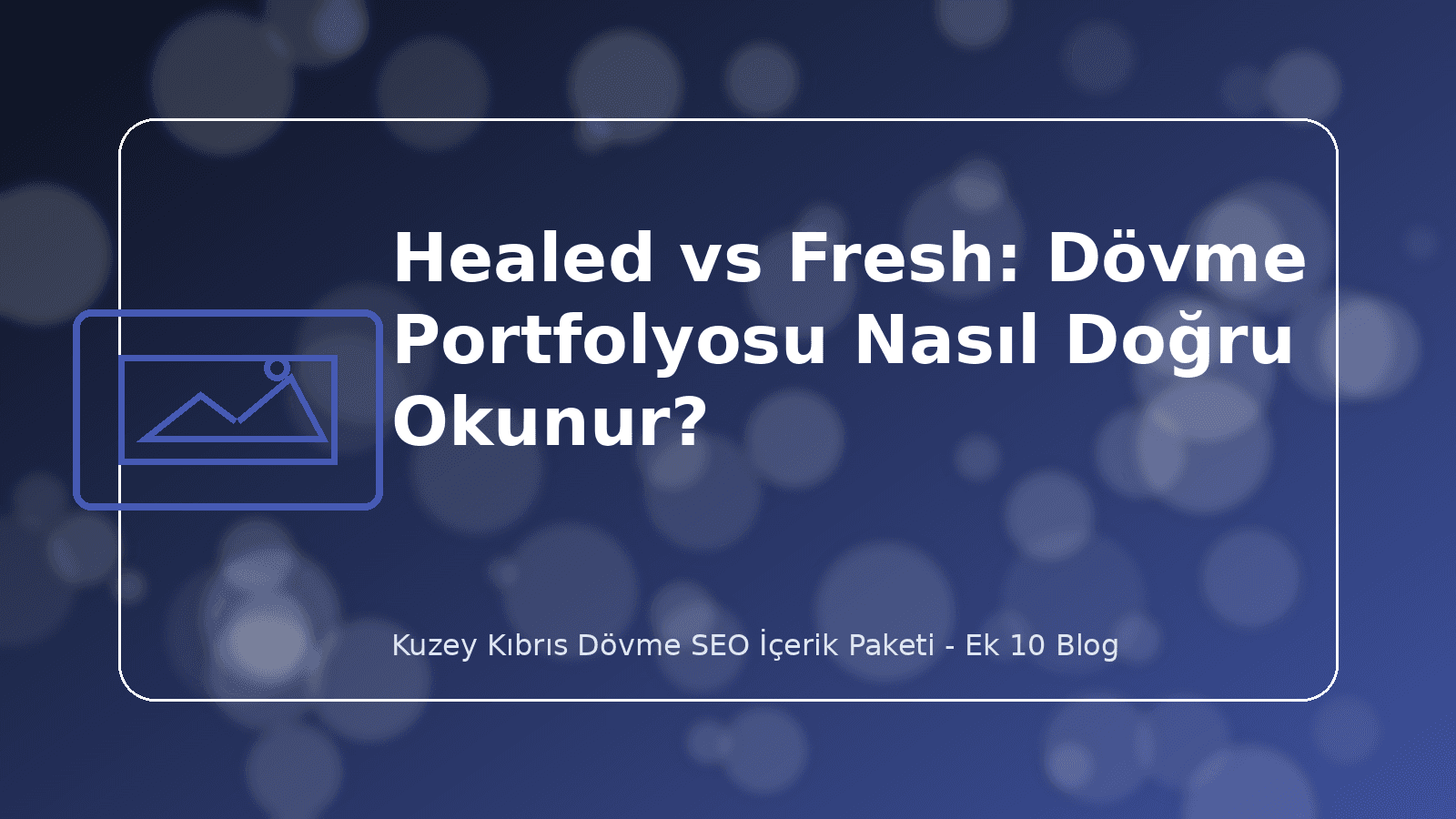 Bir tablet ekranında iki farklı dövme fotoğrafını (biri taze, diğeri 1 yıl sonraki hali) büyüterek detaylıca karşılaştıran bir meraklı.